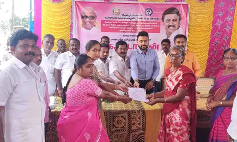 திருப்பூர் சப்-கலெக்டர் ஸ்ருதன் ஜெய் நாராயணன் பயனாளிகளுக்கு வீடுகளுக்கான ஆணைகளை வழங்கிய காட்சி.