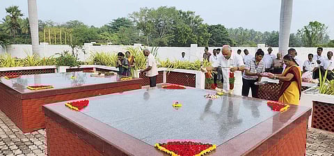 ராமச்சந்திர ராஜா நினைவிடத்தில் மலரஞ்சலி