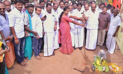 மூலிகுளத்தில்   புனரமைப்பு  பணியை   செல்வராஜ்எம்.எல்.ஏ.,, மாநகராட்சி மேயர் தினேஷ்குமார் ஆகியோர் தொடங்கி வைத்த காட்சி.