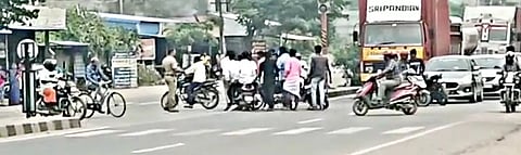 போலீசாரிடம் தகராறு செய்த கும்பல் மீது வழக்கு