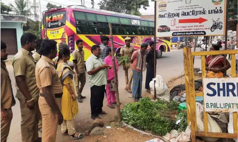 பொம்மிடி பேரூராட்சி வார சந்தையில் போலீசார் குவிக்கப்பட்டு கண்காணிப்பு பணியில் ஈடுபட்டு வருகின்றனர்.