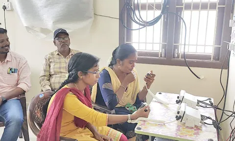 மீனவர்களை வாக்கி டாக்கி மூலம் கரைக்கு திரும்ப அழைப்பு விடுக்கும் மீன்வளத்துறை அதிகாரிகள்.
