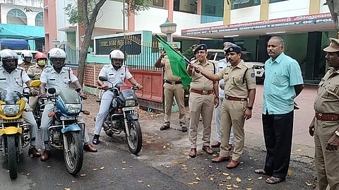பொதுமக்கள் ஹெல்மெட் அணிவது குறித்து, போலீசார் மோட்டார் சைக்கிள் விழிப்புணர்வு பேரணியை நடத்தினர்.
