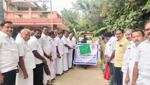 பொத்தனூர் பேரூராட்சியில் குப்பை சேகரிக்கும் மி்ன்னணு ஆட்டோவை மக்கள் பயன்பாட்டிற்கு நாமக்கல் மேற்கு மாவட்ட தி.மு.க. செயலாளர் மதுரா செந்தில் தொடங்கி வைத்த போது எடுத்த படம்.