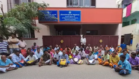 போராட்டத்தில் ஈடுபட்டவர்களை படத்தில் காணலாம்.