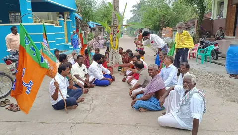 போராட்டத்தில் ஈடுப்பட்டவர்களை படத்தில் காணலாம்.