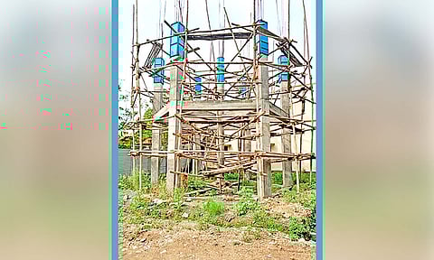 தண்ணீர் தொட்டி பணிகள் பாதியில்  நிறுத்தப்பட்டுள்ள காட்சி.