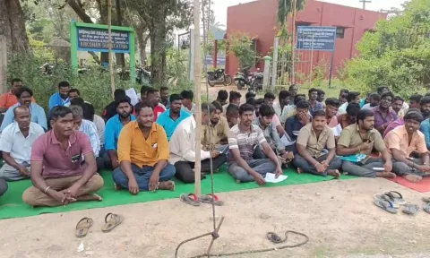 தொழிலாளர்கள் போராட்டம் நடத்திய போது எடுத்த படம்.