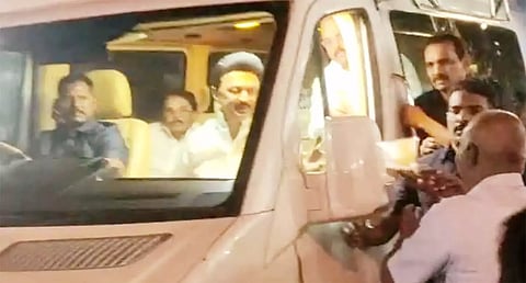 ஸ்ரீவில்லிபுத்தூர் வந்த முதல்-அமைச்சர் மு.கஸ்டாலினை கவுன்சிலர் மீரா தனலட்சுமி முருகன் பொன்னாடை வழங்கி வரவேற்றார். அருகில் 29-வது வார்டு தி.மு.க. நிர்வாகிகள் மகேசுவரன், முனியராஜ் உள்ளனர்.