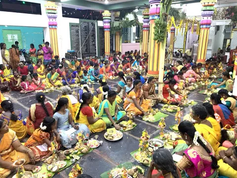 பெண்கள் விளக்கு ஏற்றி வழிபாடு நடத்தியதை படத்தில் காணலாம்.