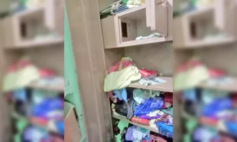திருட்டு நடந்த வீட்டில் பீரோ உடைக்கப்பட்டு பொருட்கள் சிதறி கிடக்கிறது.