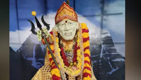 சாய்பாபா சிறப்பு அலங்காரத்தில் அருள்பாலித்தபோது எடுத்த படம்.