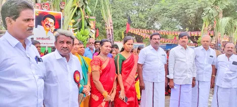 புளியங்குடியில் முதல்-அமைச்சர் மு.க.ஸ்டாலின் வரவேற்பு நிகழ்ச்சியில் கலந்து கொண்ட நகர்மன்ற தலைவர் விஜயா சவுந்தரபாண்டியன் மற்றும் கட்சி நிர்வாகிகள்.