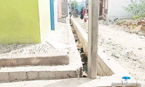 மின்கம்பத்துடன் சேர்த்து கட்டப்பட்ட கால்வாயை படத்தில் காணலாம்.