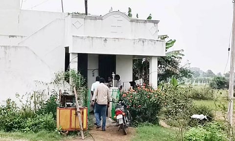 கொள்ளை நடந்த வீட்டை படத்தில் காணலாம்.