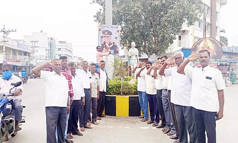 திருப்பத்தூரில் முன்னாள் முப்படை வீரர்கள் சார்பில் மரியாதை செலுத்தும் நிகழ்ச்சி நடந்த காட்சி.