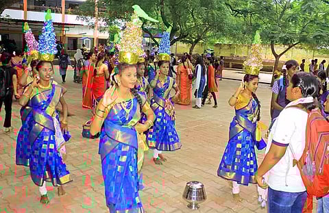 கலைத்திருவிழா போட்டியில் கரகம் ஆடிய மாணவிகள்.