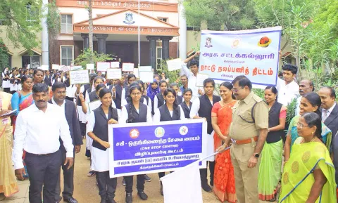 விழிப்புணர்வு பேரணியை கூடுதல் துணை போலீஸ் சூப்பிரண்டு மாரி ராஜன் கொடியசைத்து தொடங்கி வைத்த காட்சி.