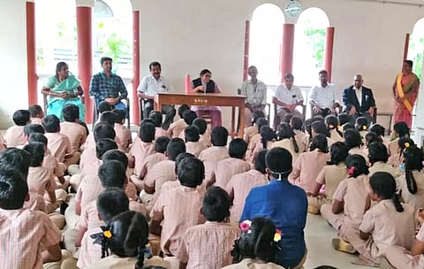 களப்பயணம் மேற்கொண்ட அரசு பள்ளி மாணவ-மாணவிகள்