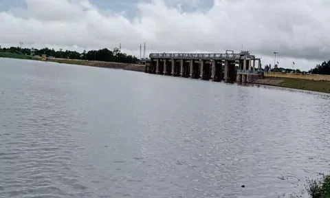 வீடூர் அணை நிரம்பியுள்ள காட்சி.