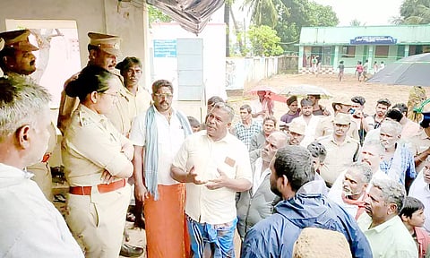 முகாமில் தங்கியுள்ள மக்களிடம் போலீஸ் சூப்பிரண்டு நிஷா பேசினார்.