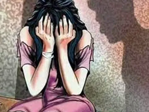 அன்னூர் அருகே 16 வயது சிறுமி குளிப்பதை  எட்டிப்பார்த்த வாலிபர்