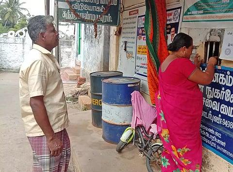 சுந்தரபாண்டியபுரம் மின் வாரிய உதவி பொறியாளர் அலுவலகத்தில் வாடிக்கையாளர் ஒருவர் தனது ஆதார் எண்ணை மின் இணைப்பு எண்ணுடன் இணைக்கும் பணியில் ஈடுபட்ட காட்சி.