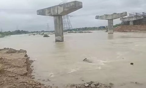 தரைப்பாலம் நீரில் மூழ்கியது-  மேம்பாலப் பணியை விரைந்து முடிக்க பொதுமக்கள் வேண்டுகோள்