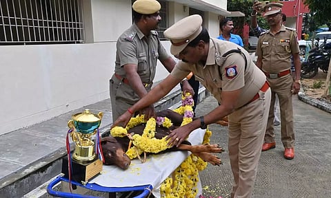 டோனி என்கிற டாபர்மேனுக்கு அஞ்சலி செலுத்தும் அதிகாரி