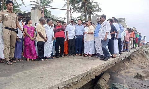 மாமல்லபுரத்தில் மாண்டஸ் புயலால் பாதித்த பகுதிகளை பார்வையிட்ட அமைச்சர் அன்பரசன்