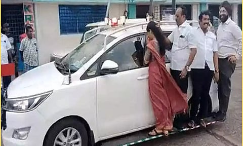 கான்வாயில் தொங்கிச் செல்லும் மேயர் பிரியா