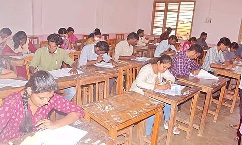 பாரதிதாசன் கல்லூரியில் யு.டி.சி. பணிக்கான இலவச பயிற்சி வகுப்புகள் நடந்த போது எடுத்த காட்சி.