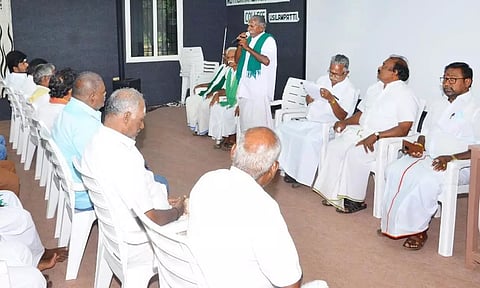 கூட்டத்தில் பங்கேற்ற விவசாயிகள்.
