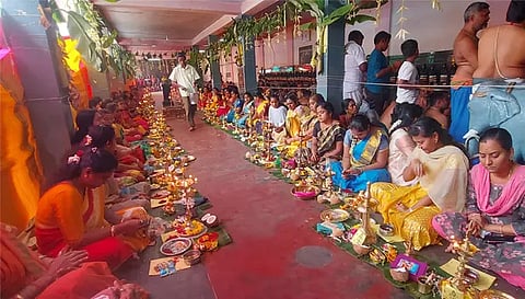 ஆத்தூர் அய்யப்பன் கோவிலில் திருவிளக்கு பூஜையில் பங்கேற்ற பெண்கள்.