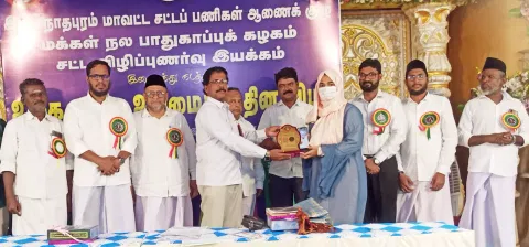 விழாவில் சாதனையாளர்களுக்கு பரிசு வழங்கப்பட்டது.
