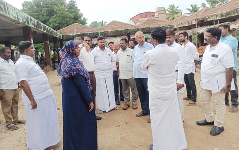 கீழக்கரை பஸ் நிலையத்தை நகராட்சி நிர்வாக இயக்குநர் பொன்னையா பார்வையிட்டு ஆய்வு செய்தார்.