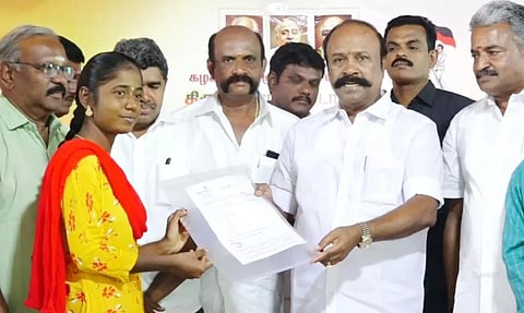 வேலை வாய்ப்பு முகாமில் ஒரு பெண்ணுக்கு அமைச்சர் பெரியகருப்பன் பணி நியமன ஆணையை வழங்கினார்.