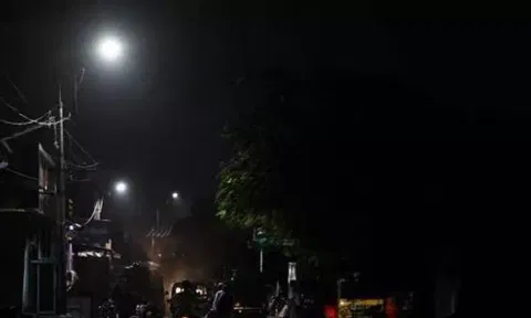 கோவை குறிச்சி குளக்கரையில் எரியாமல் கிடக்கும் தெருவிளக்குகள்