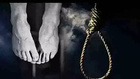 கள்ளக்காதலி வீட்டில் பூக்கடைக்காரர் தூக்கில் தொங்கினார்