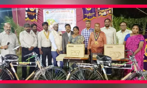 அரிமா சங்கம் சார்பில் பயனாளிகளுக்கு நலத்திட்ட உதவிகள் வழங்கப்பட்டபோது எடுத்தபடம்.