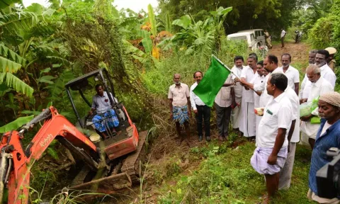 திருச்செந்தார் தாசில்தார் சுவாமிநாதன் பணிகளை  கொடியசைத்து தொடங்கி வைத்த காட்சி. 