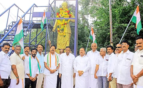 பாரதியார் சிலைக்கு மாலை அணிவித்து மரியாதை செலுத்திய காங்கிரஸ்  முன்னாள் மத்திய மந்திரி தனுஷ்கோடி ஆதித்தன், ரூபி மனோகரன் எம்.எல்.ஏ. மற்றும் நிர்வாகிகள்.