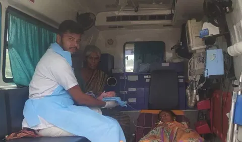 108 ஆம்புலன்சில் பெண்ணுக்கு ஆண் குழந்தை பிறந்தது
