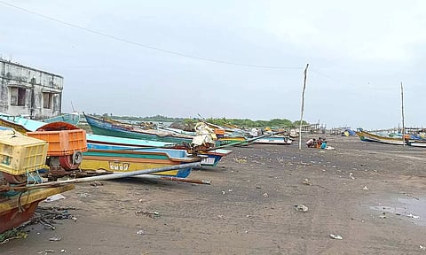 படகுகள் ஒன்றோடு ஒன்று மோதியுள்ளது.