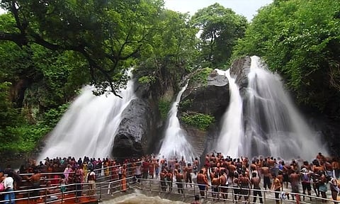குற்றாலம் அருவிகளில் ஐயப்ப பக்தர்கள் வருகை அதிகரிப்பு
