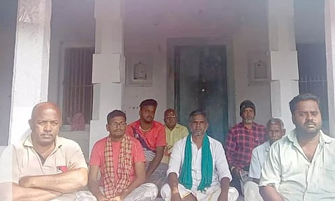 உண்ணாவிரத போராட்டத்தில் ஈடுபட்ட விவசாயிகள்.