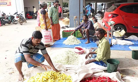 தஞ்சை பழைய பஸ் நிலையம் எதிரே தற்காலிகமாக செயல்படும் பூச்சந்தை.