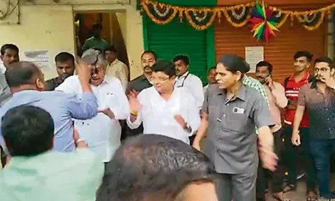 மகாராஷ்டிரா அமைச்சர் மீது கருப்பு மை வீசும் நபர்
