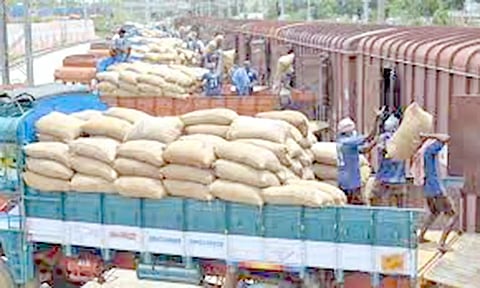 தஞ்சையில் இருந்து தூத்துக்குடிக்கு அரவைக்காக 1250 டன் அரிசி அனுப்பி வைப்பு