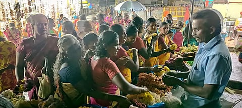 குற்றாலம் அருவி பகுதிகளில் குவிந்த பெண்களை படத்தில் காணலாம்